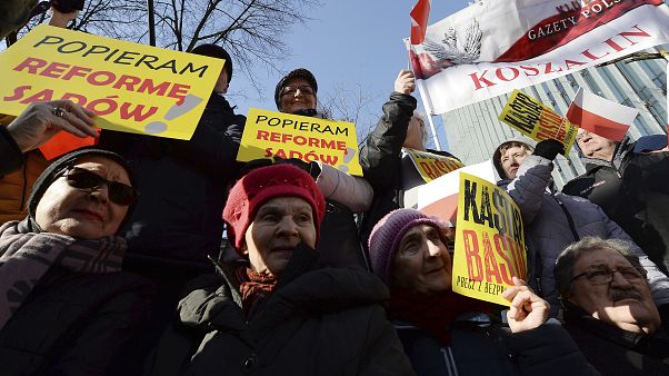 Lengyelország: kormánypárti tüntetés az igazságügyi reform mellett Lengyelország: kormánypárti tüntetés az igazságügyi reform mellett