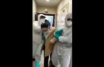 أُخرج أفراد الأسرة من شقتهم عنوة للتأكد من عدم إصابتهم بفيروس كورونا الجديد 