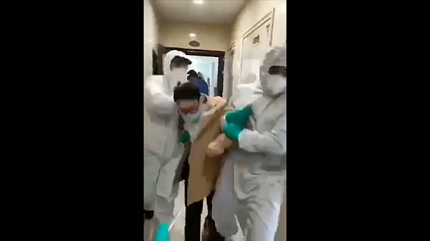 أُخرج أفراد الأسرة من شقتهم عنوة للتأكد من عدم إصابتهم بفيروس كورونا الجديد أُخرج أفراد الأسرة من شقتهم عنوة للتأكد من عدم إصابتهم بفيروس كورونا الجديد