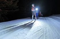 Ay ışığında İsviçre Alpleri'nde kayak yarışı