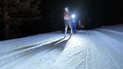 شاهد: المئات يتنافسون في مسابقة تزلج "تحت ضوء القمر" في جبال الألب