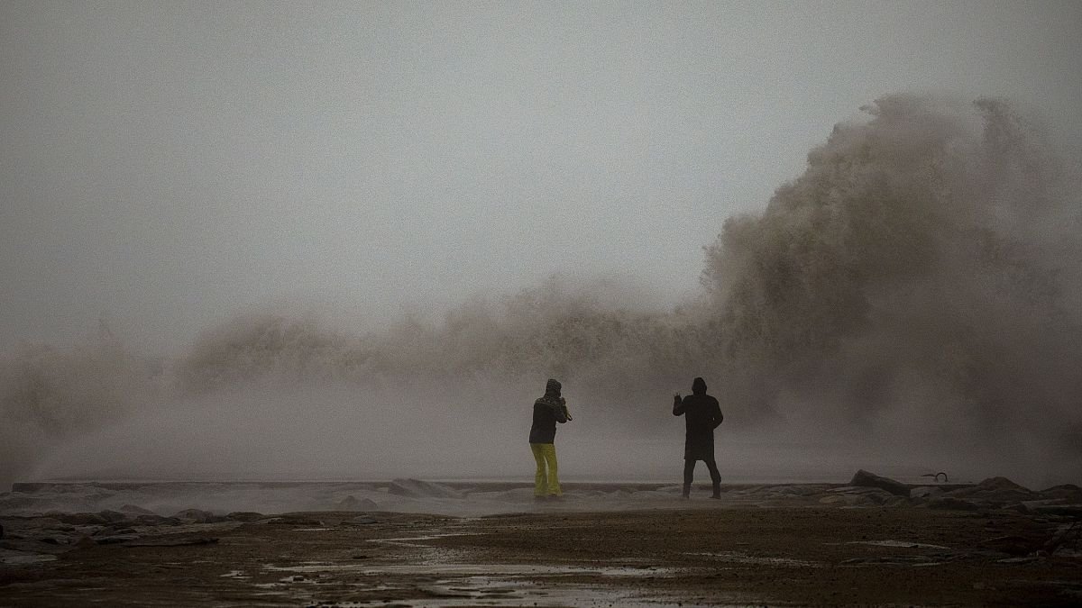 على شواطئ برشلونة في كانون الثاني/يناير الفائت خلال يوم عاصف 