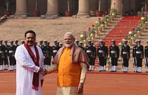 Hindistan Başbakanı Narendra Modi (sağda) ve Sri Lankalı mevkidaşı Mahinda Rajapaksa