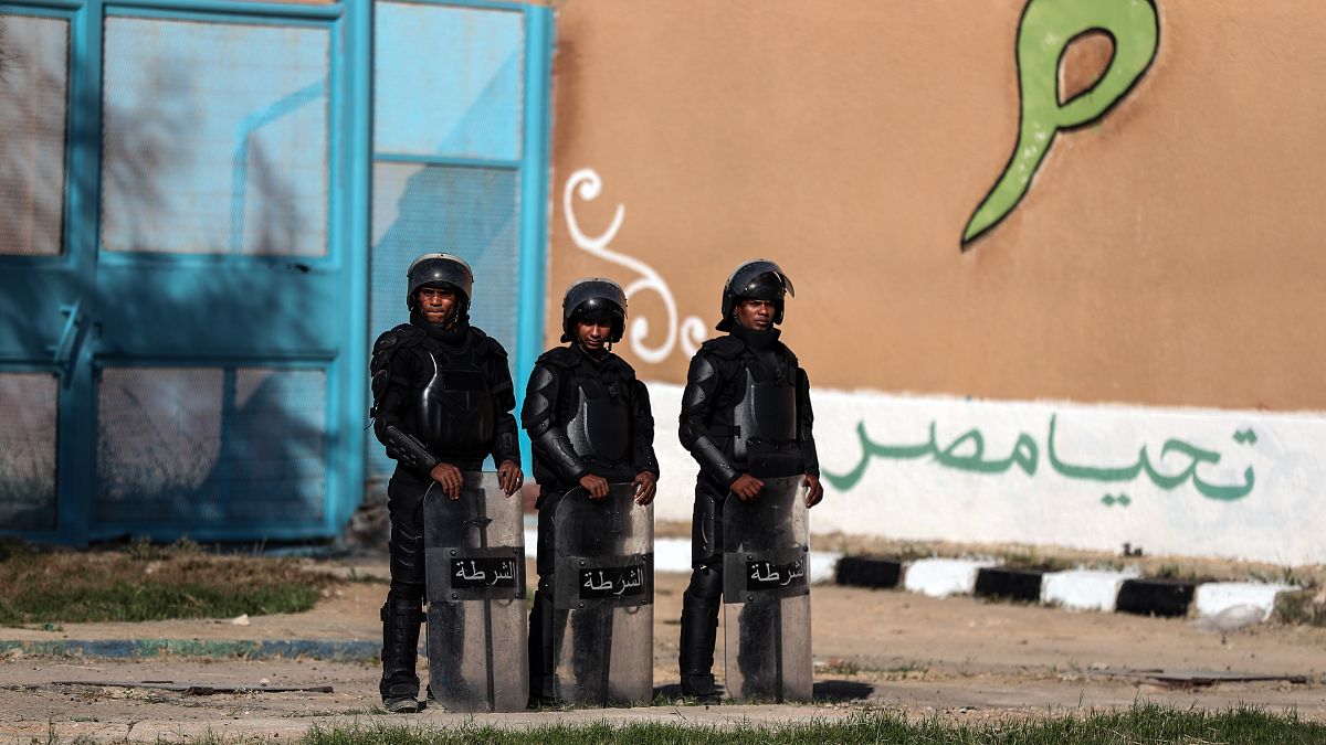 جنود مصريون يقفون أمام سجن برج العرب 