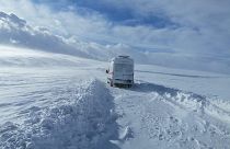Van'da yoğun kar yağışı nedeniyle yollar kapandı 