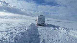 Van'da yoğun kar yağışı nedeniyle yollar kapandı