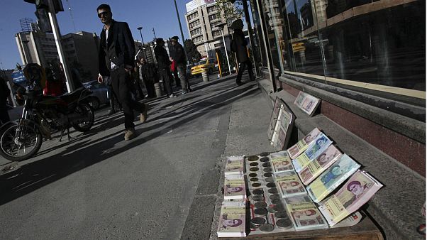 سقوط ۱۵ درصدی نرخ ریال در ۴۱ سالگی انقلاب ۵۷؛ صعود ۵۵۰ تومانی دلار آمریکا در بهمن سقوط ۱۵ درصدی نرخ ریال در ۴۱ سالگی انقلاب ۵۷؛ صعود ۵۵۰ تومانی دلار آمریکا در بهمن