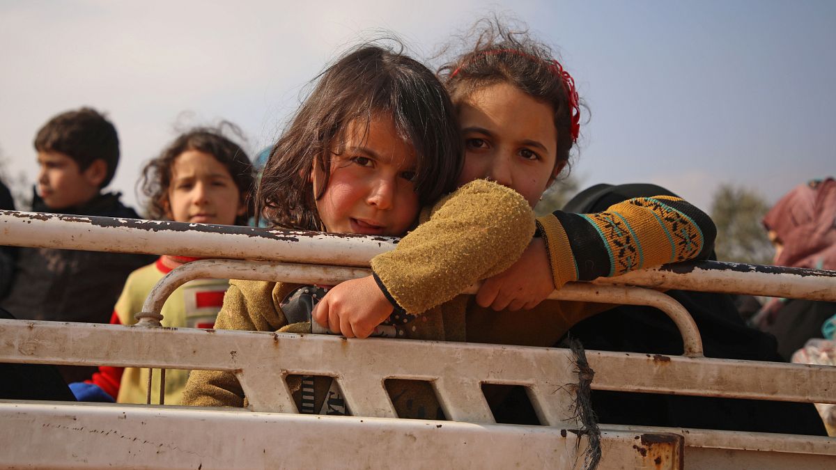 شاهد: نازحون في شمال غرب سوريا يبحثون عبثاً عن مأوى يقيهم البرد والمعاناة