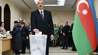 Партия Алиева получает большинство, оппозиция говорит о нарушениях