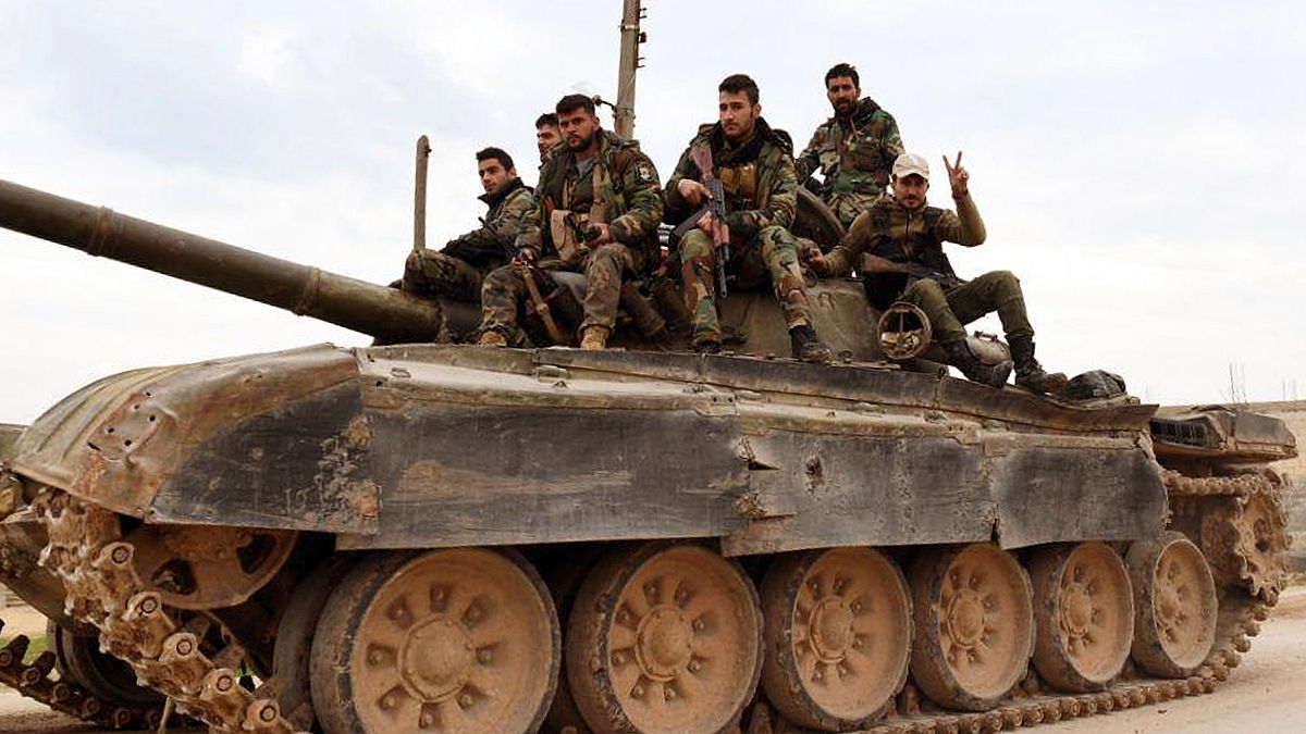 دبابة تابعة للجيش السوري في تل طوقان (إدلب) في الخامس من شباط/فبراير 