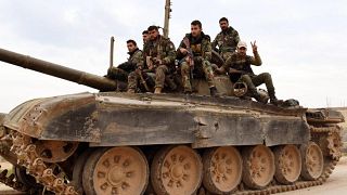 دبابة تابعة للجيش السوري في تل طوقان (إدلب) في الخامس من شباط/فبراير