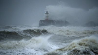 Las olas rompiendo en el puerto y el faro, cuando la tormenta Ciara golpea Newhaven, en la costa sur de Inglaterra, el domingo 9 de febrero de 2020.