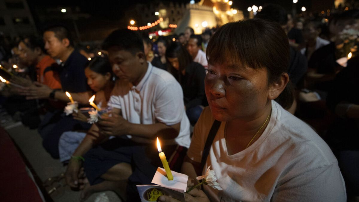 Virrasztás a thaiföldi vérengzés áldozatainak emlékére