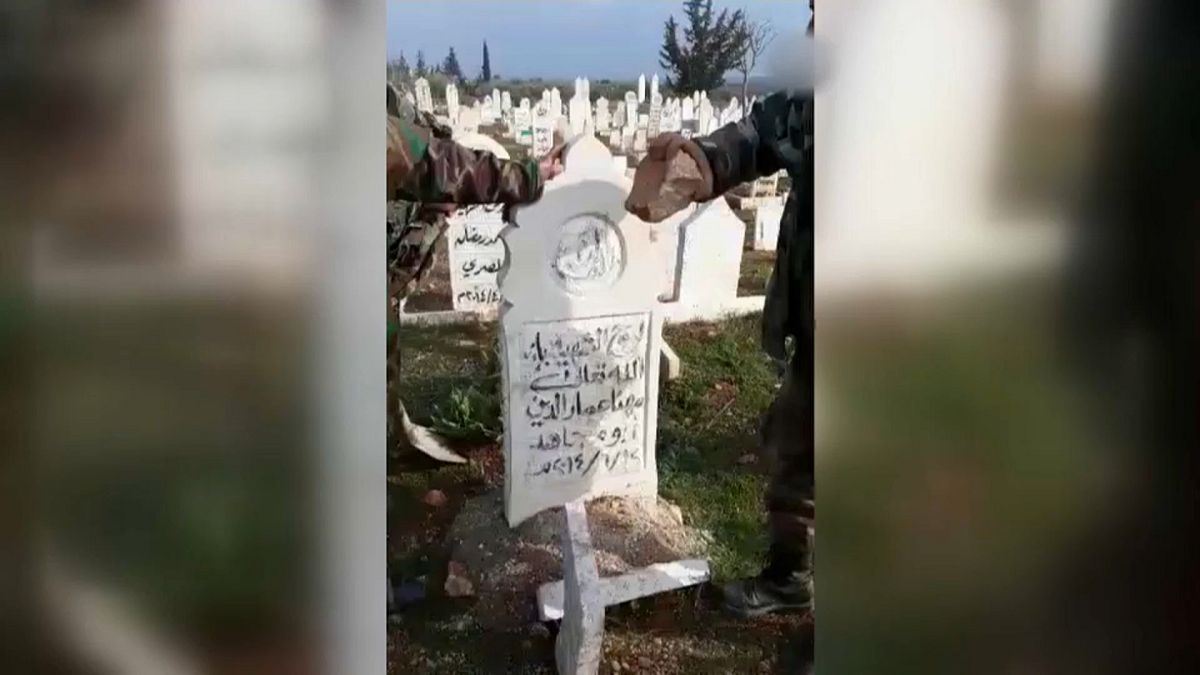 من فيديو يظهر عملية نبش قبر في بلدة خان السبل في إدلب 