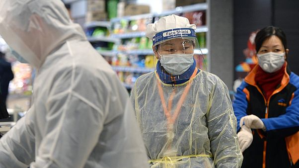 Employés et clients d'un supermarché de Wuhan, le 10 février 2020. Employés et clients d'un supermarché de Wuhan, le 10 février 2020.