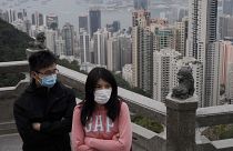Már 900 fölé emelkedett a koronavírusos halálesetek száma Kínában