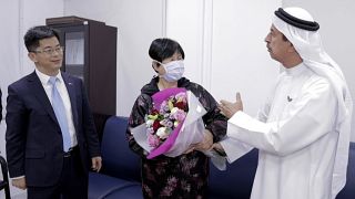 الصينية ليو يوجيا المتماثلة للشفاء، بجانب قنصل بلادها لي جوهانغ، ووزير الصحة الإماراتي د.حسن الرند.