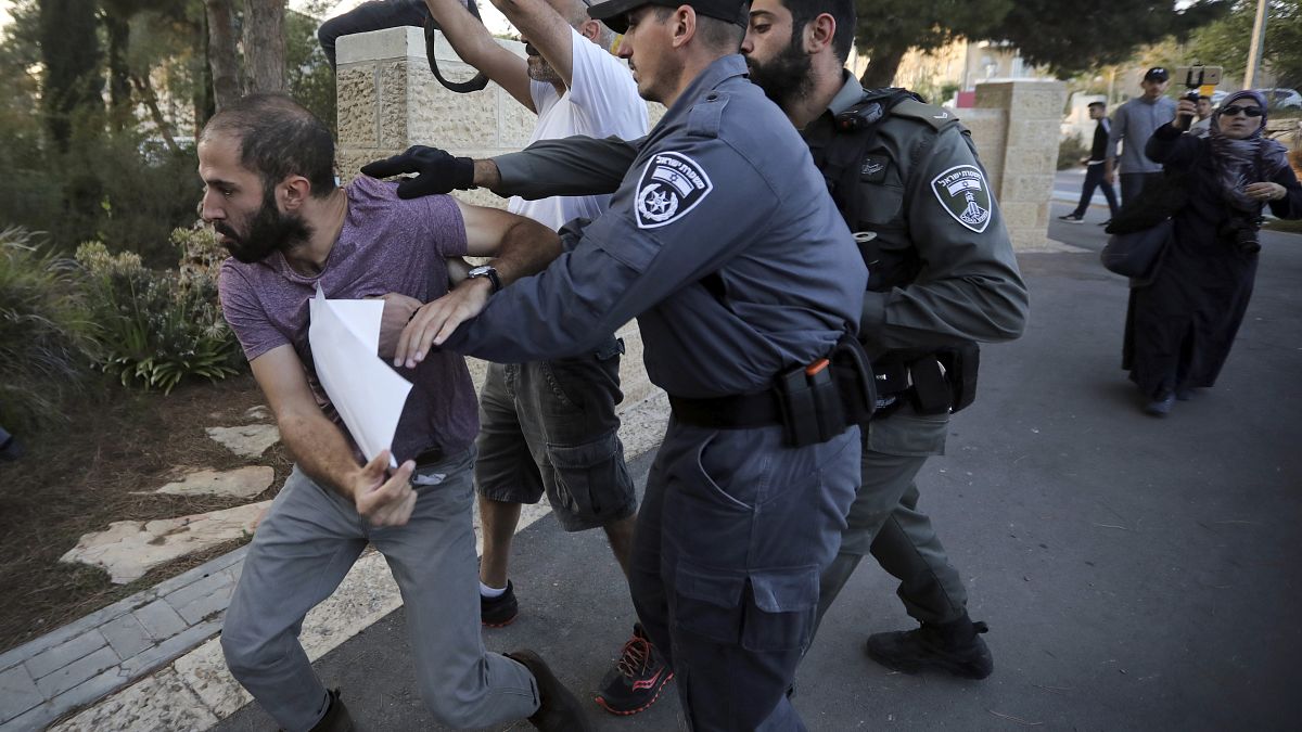 Sorguda işkenceye uğradığı iddia edilen Samir Arbeed'in yattığı hastane önünde eylem yapan göstericilere İsrail polisi müdahale etti