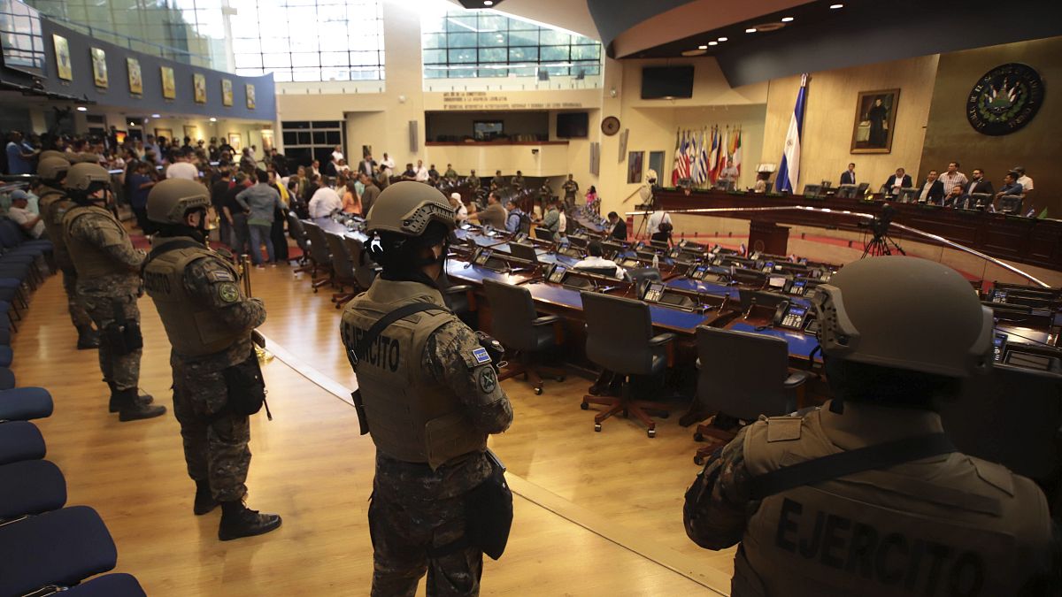 Militares armados con rifles de asalto en el Parlamento salvadoreño