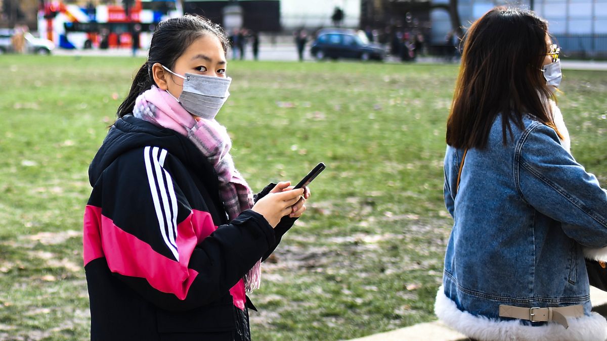 Londra'da koronavirüs salgını nedeniyle maske takan insanlar