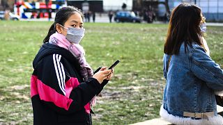 Londra'da koronavirüs salgını nedeniyle maske takan insanlar