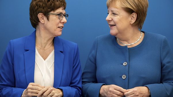 Almanya'da siyasi kriz: Başbakan Merkel'in yerini alması beklenen Annegret Karrenbauer'den geri adım Almanya'da siyasi kriz: Başbakan Merkel'in yerini alması beklenen Annegret Karrenbauer'den geri adım
