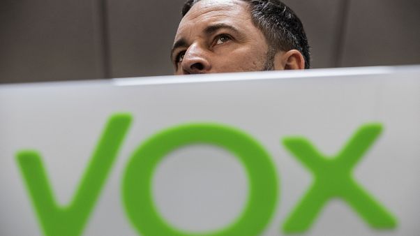 Imagen de archivo. Santiago Abascal, líder de Vox, tras el logotipo del partido Imagen de archivo. Santiago Abascal, líder de Vox, tras el logotipo del partido