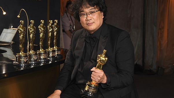 El director Bong Joon-ho ganador de los Oscar al mejor Guión, mejor Película Extranjera, Dirección y Mejor Película. El director Bong Joon-ho ganador de los Oscar al mejor Guión, mejor Película Extranjera, Dirección y Mejor Película.