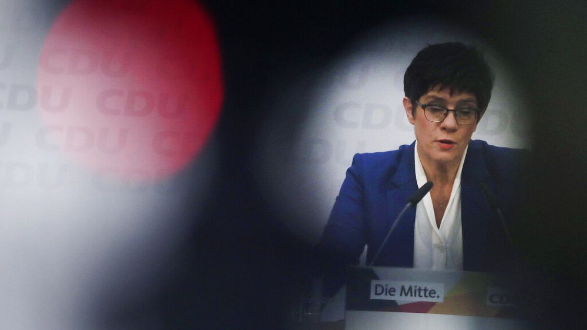 CDU-Vositzende AKK verzichtet auf eine Kanzlerkandidatur - denCDU- Vorsitz will sie bis zum nächsten Parteitag behalten