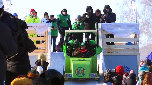 Une course de luge insolite et colorée en Russie Une course de luge insolite et colorée en Russie