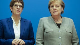 Demitiu-se sucessora designada de Merkel
