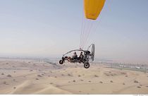 تجربهٔ پرواز با پاراموتور بر فراز صحرای دبی