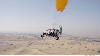 Paramotorflug in Dubai: Im Gleitflug über die Wüste