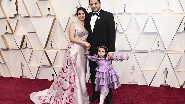 المخرجة السورية وعد الخطيب رفقة زوجها الطبيب حمزة الخطيب وابنتها سما على السجادة الحمراء في حفل الأوسكار 9 شباط 2020 المخرجة السورية وعد الخطيب رفقة زوجها الطبيب حمزة الخطيب وابنتها سما على السجادة الحمراء في حفل الأوسكار 9 شباط 2020
