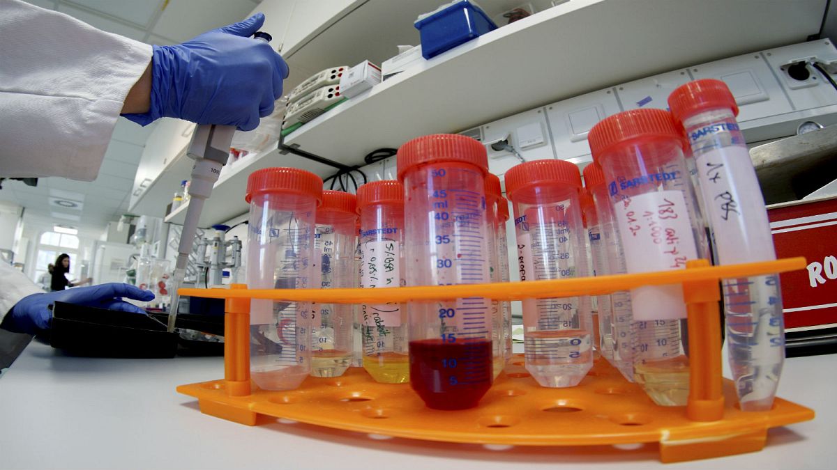 أخصائيون يفحصون عينات ضمن بحوث تخص فيروس كورونا، في أحد مخابر العاصمة الألمانية برلين. 2020/01/21