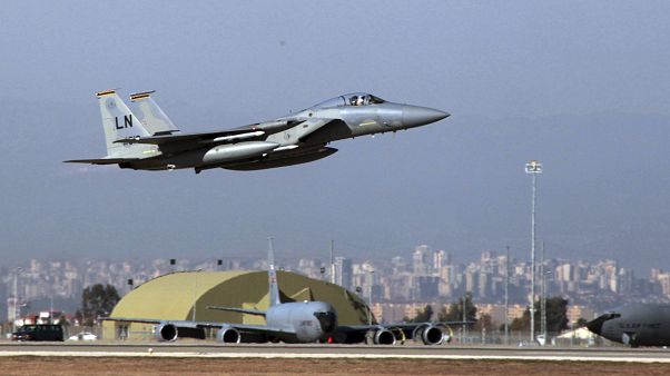 Adana'daki İncirlik Üssü'nden kalkış yapan Amerikan F-15 uçağı Adana'daki İncirlik Üssü'nden kalkış yapan Amerikan F-15 uçağı