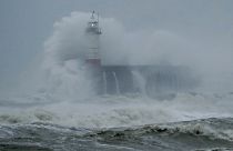 Sturm Sabine trifft auf Leuchtturm in Großbritannien