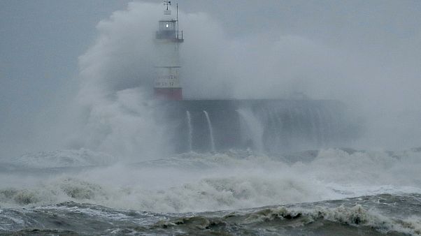 Sturm Sabine trifft auf Leuchtturm in Großbritannien Sturm Sabine trifft auf Leuchtturm in Großbritannien