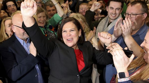 Sinn Fein lideri Mary Lou McDonald partililerle tarihi zaferi kutluyor Sinn Fein lideri Mary Lou McDonald partililerle tarihi zaferi kutluyor