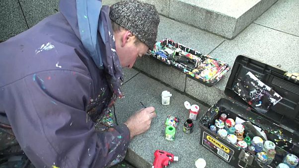 O artista que dá vida à pastilha elástica que encontra no chão O artista que dá vida à pastilha elástica que encontra no chão