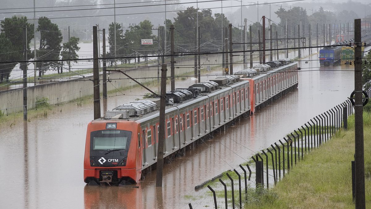 Comboio metropolitano paulista bloqueado pelas cheias do rio Pinheiros