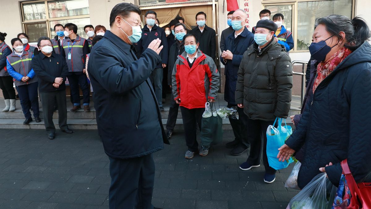 شی جین پینگ،‌ رئیس جمهوری چین هنگام بازدید از محله‌ای در پکن