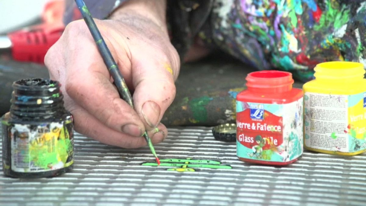 İngiliz sanatçı Londra'da 15 yıldır yere atılmış sakızları boyuyor