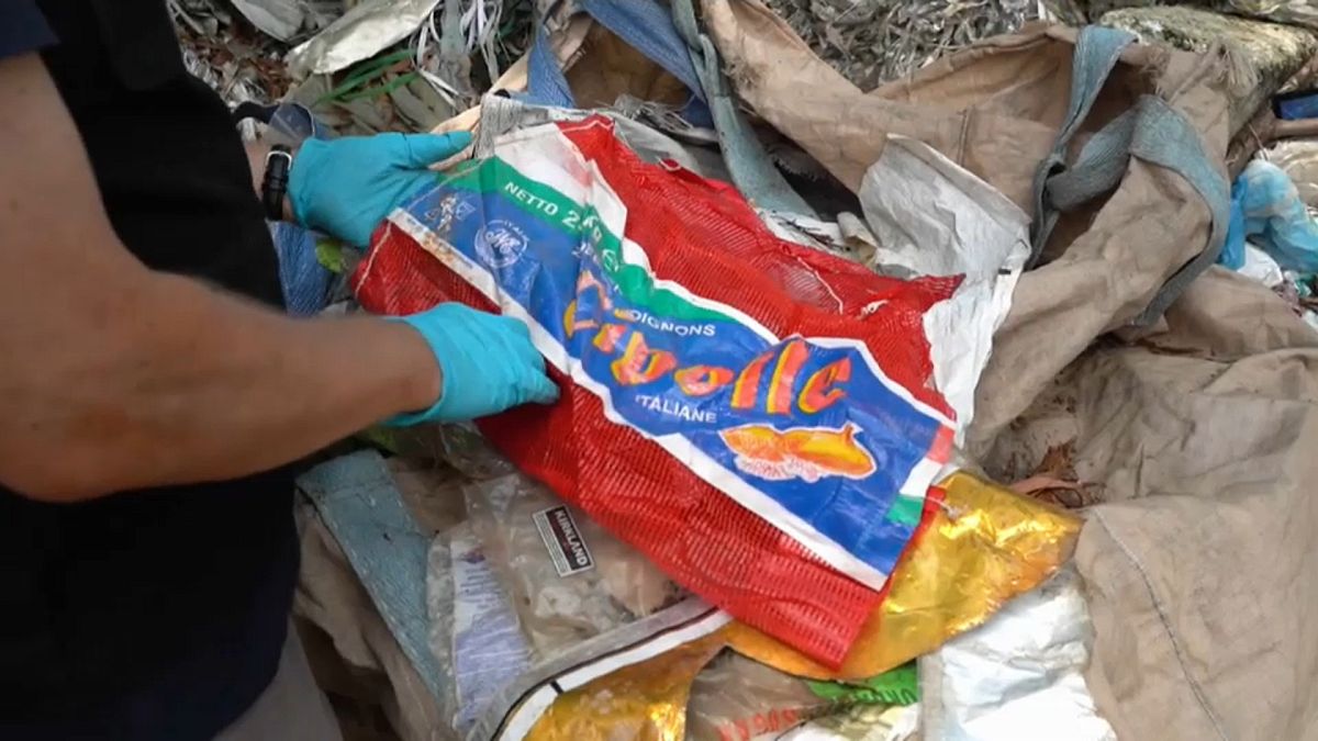 إيطاليا ترحّل 1300 طنّ من النفايات البلاستيكية إلى ماليزيا
