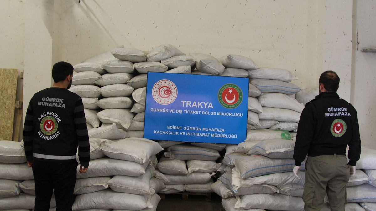 Bakan Pekcan, Gümrük Muhafaza ekiplerince Kapıkule'de bir operasyonda 2 ton 70 kilogram esrar ele geçirildiğini açıkladı
