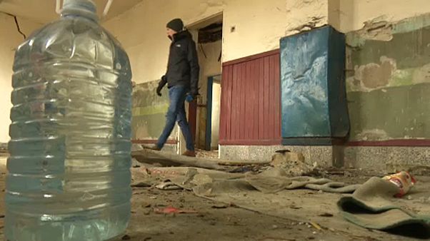 Migrantes usam casas abandonadas junto à fronteira húngara Migrantes usam casas abandonadas junto à fronteira húngara