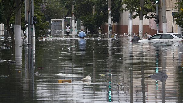 باران بنیانکن در سائوپائولو خانهها و خودروها را با خود برد باران بنیانکن در سائوپائولو خانهها و خودروها را با خود برد