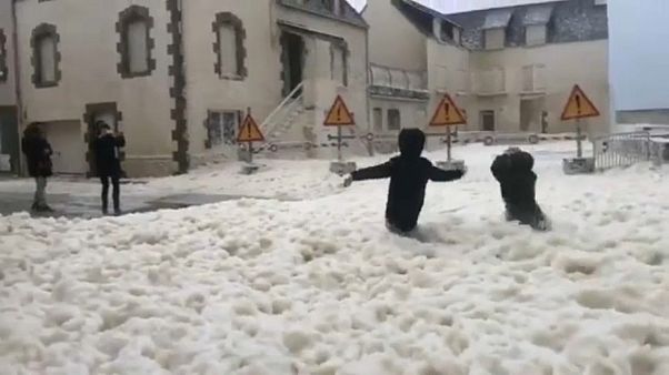 L'écume de mer se déverse dans une ville de Bretagne L'écume de mer se déverse dans une ville de Bretagne