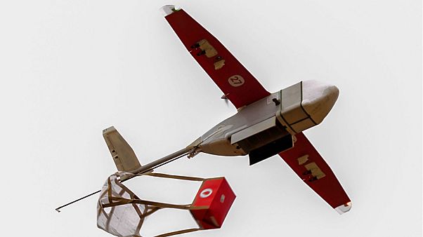 İnsansiz hava aracı (İHA) ile ilk yardım kargosu - Acil drone hattı zipline - Ruanda, Gana - Afrika İnsansiz hava aracı (İHA) ile ilk yardım kargosu - Acil drone hattı zipline - Ruanda, Gana - Afrika