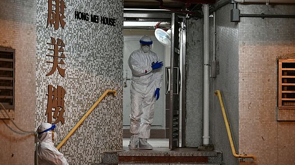 Coronavirus, a Hong Kong evacuato edificio per paura che il virus viaggi nelle tubature Coronavirus, a Hong Kong evacuato edificio per paura che il virus viaggi nelle tubature